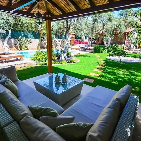 Sleeps 4 Pool Air Con Wifi Villa