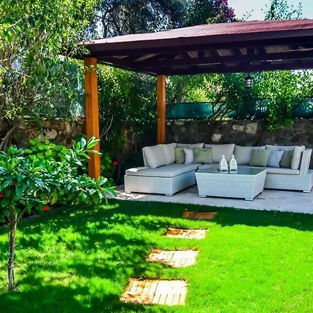 Villa Sleeps 4 Pool Air Con Wifi *